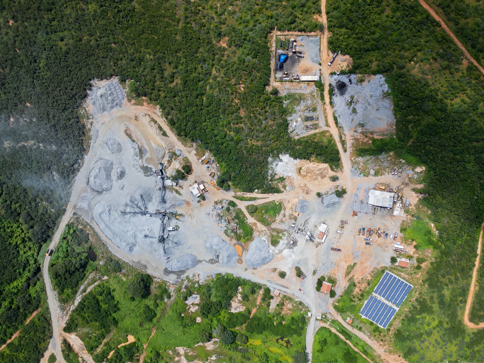 Vista aérea da pedreira com britador