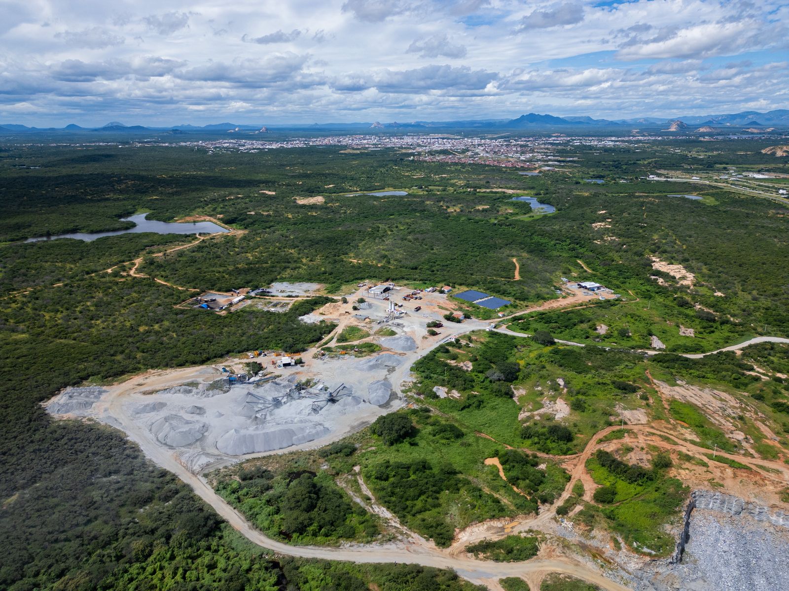 Vista aérea da pedreira e cidade